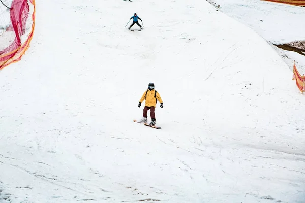 BUKOVEL, UCRANIA, 06 de marzo de 2017: snowboarder en una pista de entrenamiento en Bukovel — Foto de Stock