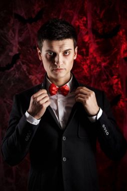 yakışıklı adam Dracula kılık Cadılar Bayramı için giyinmiş..