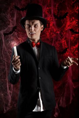 yakışıklı adam Dracula kılık Cadılar Bayramı için giyinmiş..
