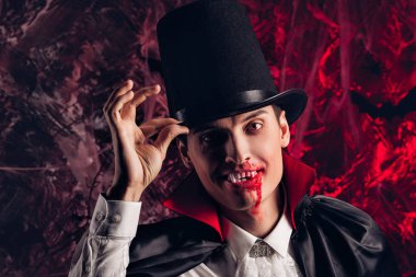 yakışıklı adam Dracula kılık Cadılar Bayramı için giyinmiş..