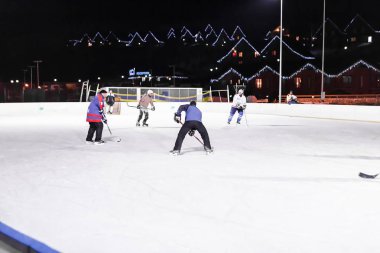 Bukovel, Ukrayna, 06 Şubat 2017: hokey oyuncu oyun hokey buz pateni pisti