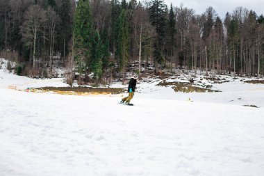 Bukovel, Ukrayna, 06 Şubat 2017: snowboarder Bukovel bir eğitim yamacında