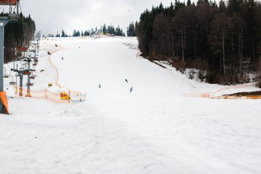 Bukovel, Ukrayna, 06 Şubat 2017: snowboarder Bukovel bir eğitim yamacında