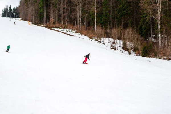 Bukovel, Ουκρανία, 06 Μαρτίου 2017: snowboarder σε μια πλαγιά κατάρτισης σε Bukovel — Φωτογραφία Αρχείου