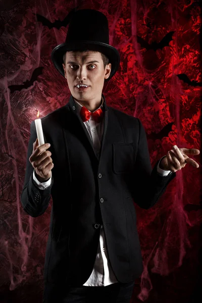 yakışıklı adam Dracula kılık Cadılar Bayramı için giyinmiş..