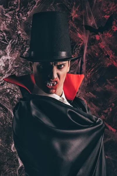 Hombre guapo vestido con un traje de Drácula para Halloween . — Foto de Stock