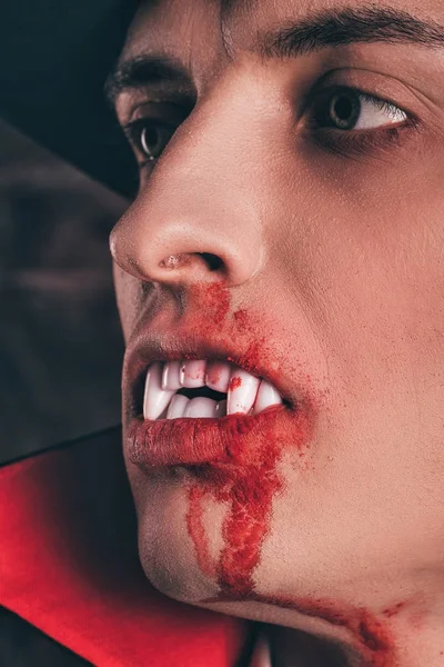 Hombre guapo vestido con un traje de Drácula para Halloween . — Foto de Stock