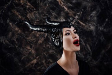 Maleficent giymiş kadın güzel