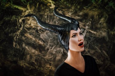 Maleficent giymiş kadın güzel