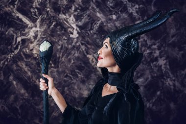 Maleficent giymiş kadın güzel