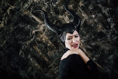Maleficent giymiş kadın güzel