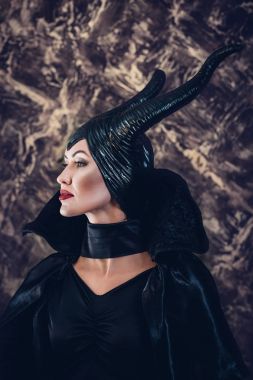 Maleficent giymiş kadın güzel
