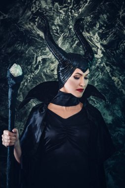 Maleficent giymiş kadın güzel