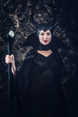 Maleficent giymiş kadın güzel