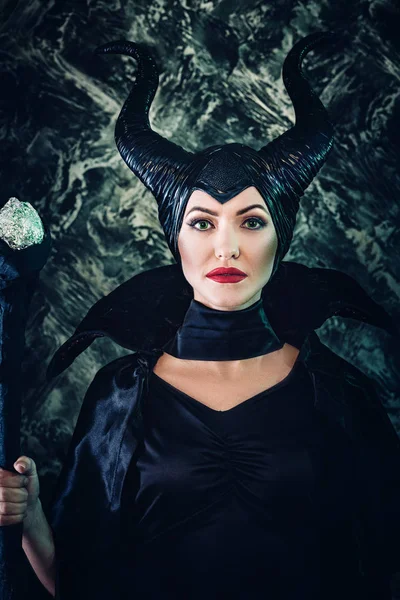 Maleficent giymiş kadın güzel