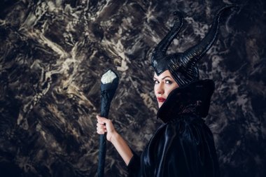 Maleficent giymiş kadın güzel