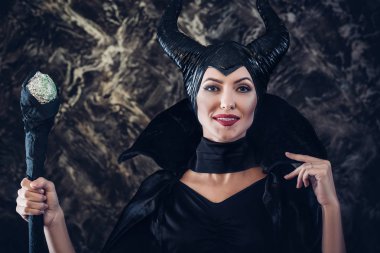 Maleficent giymiş kadın güzel