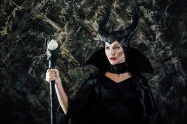 yağmurluk ve boynuzlu peri cadı kadın kılığında