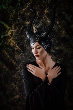 yağmurluk ve boynuzlu peri cadı kadın kılığında