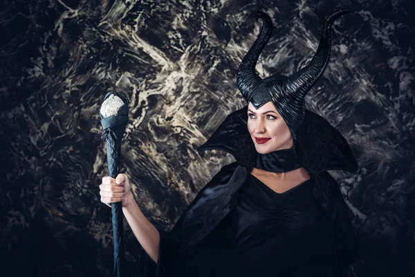 yağmurluk ve boynuzlu peri cadı kadın kılığında