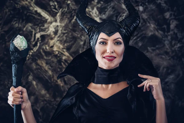 Красиві жінки, одягнені як Maleficent — стокове фото