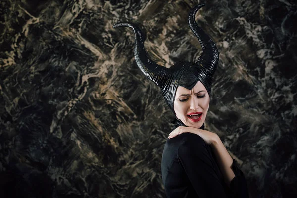 Peri cadı yağmurluk ve boynuzlu Kadın kılığında