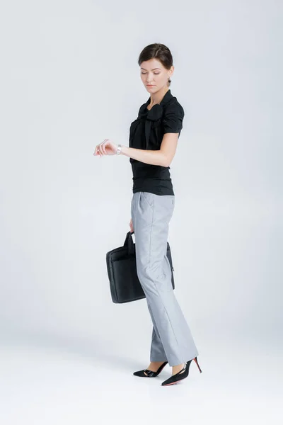 Attraente donna d'affari su sfondo grigio — Foto Stock