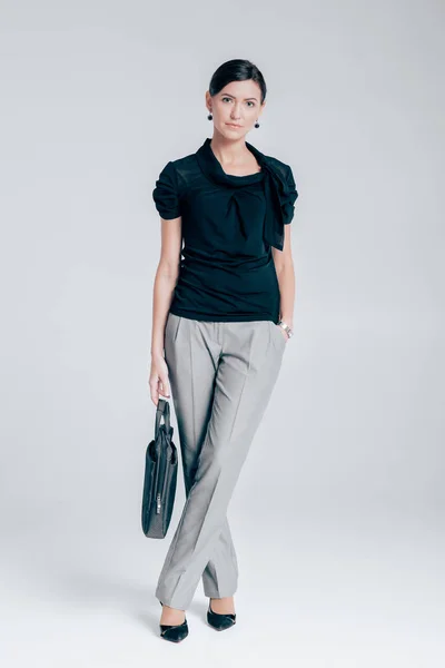 灰色の背景に魅力的なビジネス女性 — ストック写真
