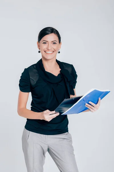 Приваблива бізнес-леді на сірому фоні — стокове фото