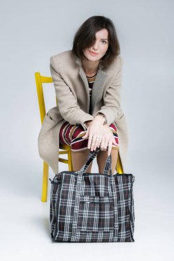 büyük bir alışveriş çanta çekici kadın