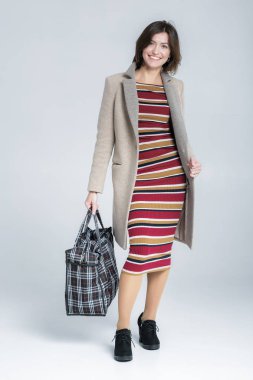 büyük bir alışveriş çanta çekici kadın