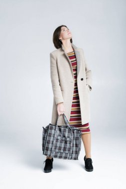 büyük bir alışveriş çanta çekici kadın