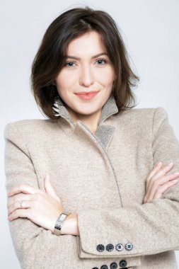 bej bir palto çekici bir kadın