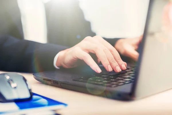 Le mani delle donne stanno digitando sulla tastiera dei computer portatili . — Foto Stock