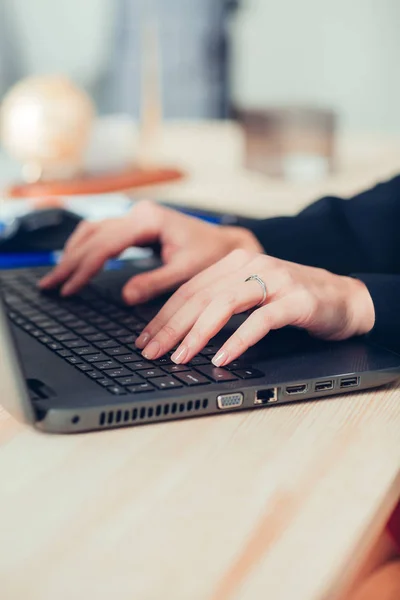 Mãos das mulheres estão digitando no teclado laptops . — Fotografia de Stock