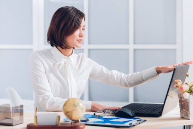 Ofiste çalışan iş kadını.