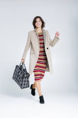 büyük bir alışveriş çanta çekici kadın