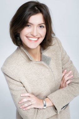 bej bir palto çekici bir kadın