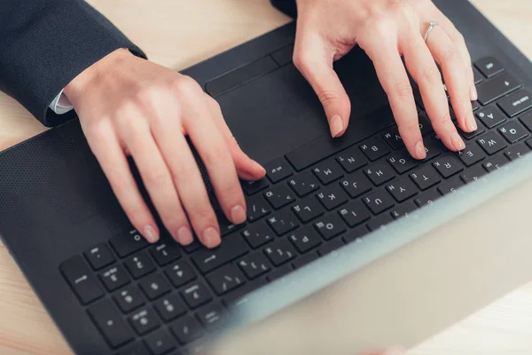 Le mani delle donne stanno digitando sulla tastiera dei computer portatili . — Foto Stock