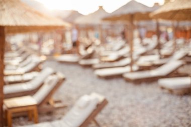 saman şemsiye ve şezlong arka plan bulanıklık