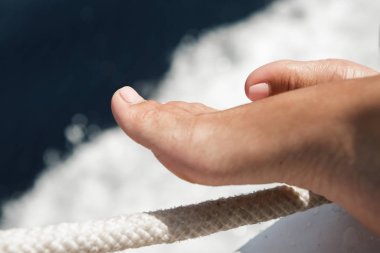 deniz suyu çerçevede kadın bacakları