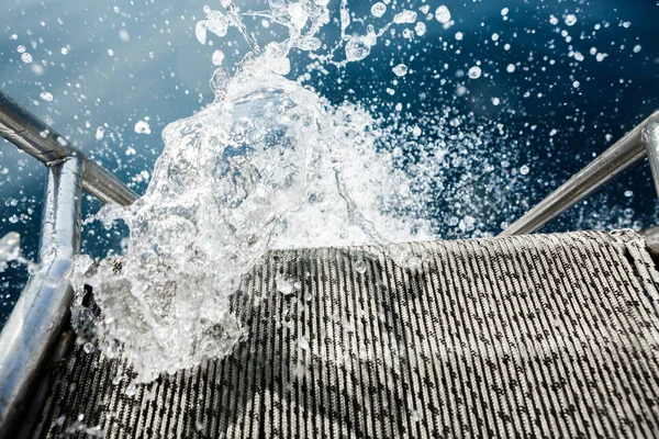 Fém feljáró a hajó a tenger vizében — Stock Fotó