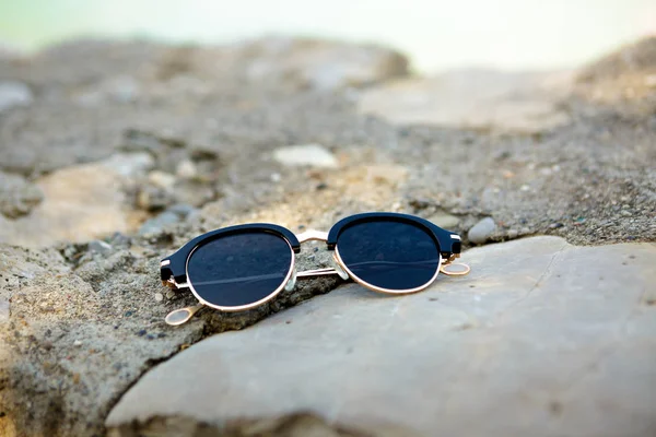 Sluneční brýle na kamenné pozadí — Stock fotografie