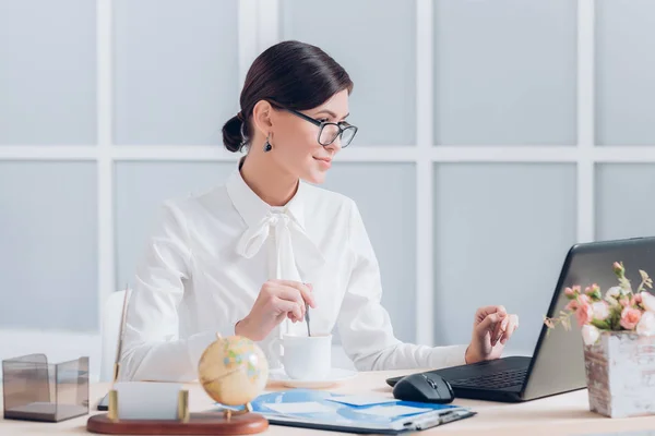 Business woman working in the office — Stock Photo, Image
