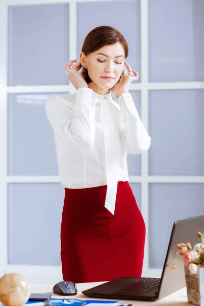 Elegante mujer de negocios en gafas — Foto de Stock