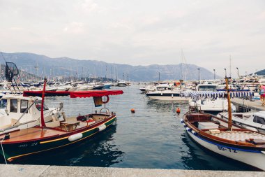 Budva, Karadağ - 16 Ağustos 2017: Budva'nın limanda tekneler