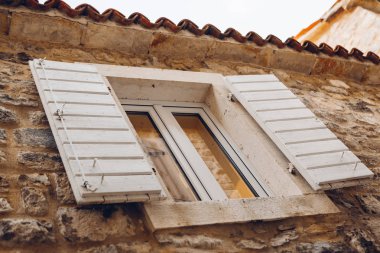 gün batımında beyaz panjurlar ile pencere