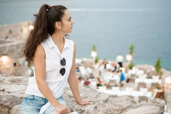 Tourist looking at view of  old town in Budva — Stock Photo, Image