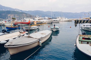 Budva, Karadağ - 16 Ağustos 2017: Budva'nın limanda tekneler