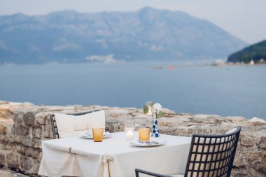 açık bir kafede ayrılmış tablo